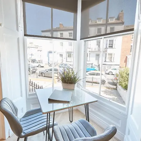 Ocean Pearl Whitby Apartment Exterior photo